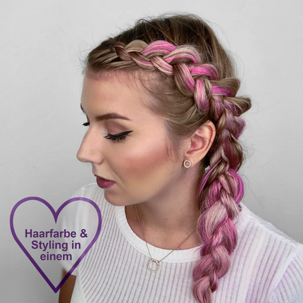 Frau mit I Heart Revolution Rainbow Paste Purple Wings in den Haaren und Herz mit Text