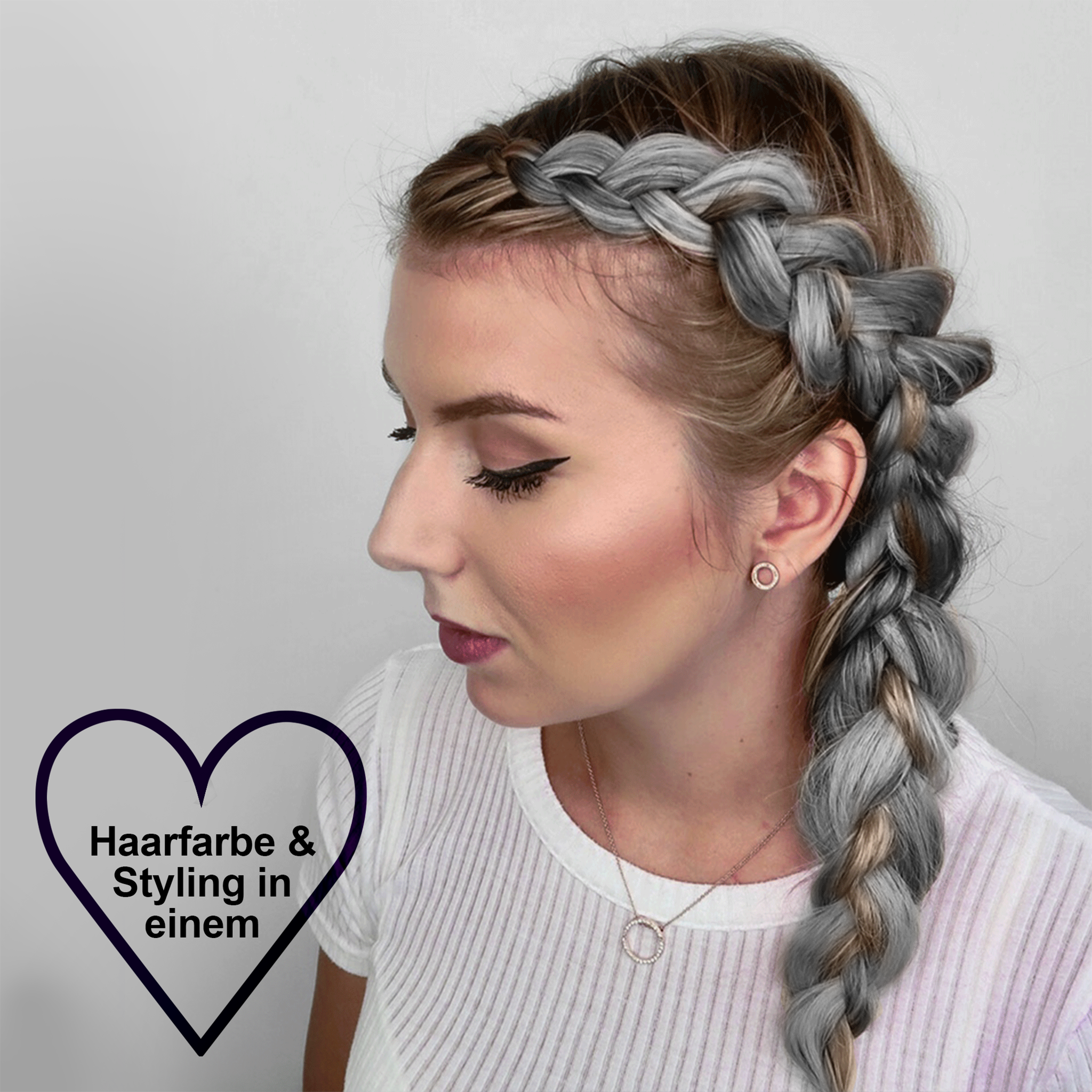 Frau mit I Heart Revolution Rainbow Tones Silver in den Haaren