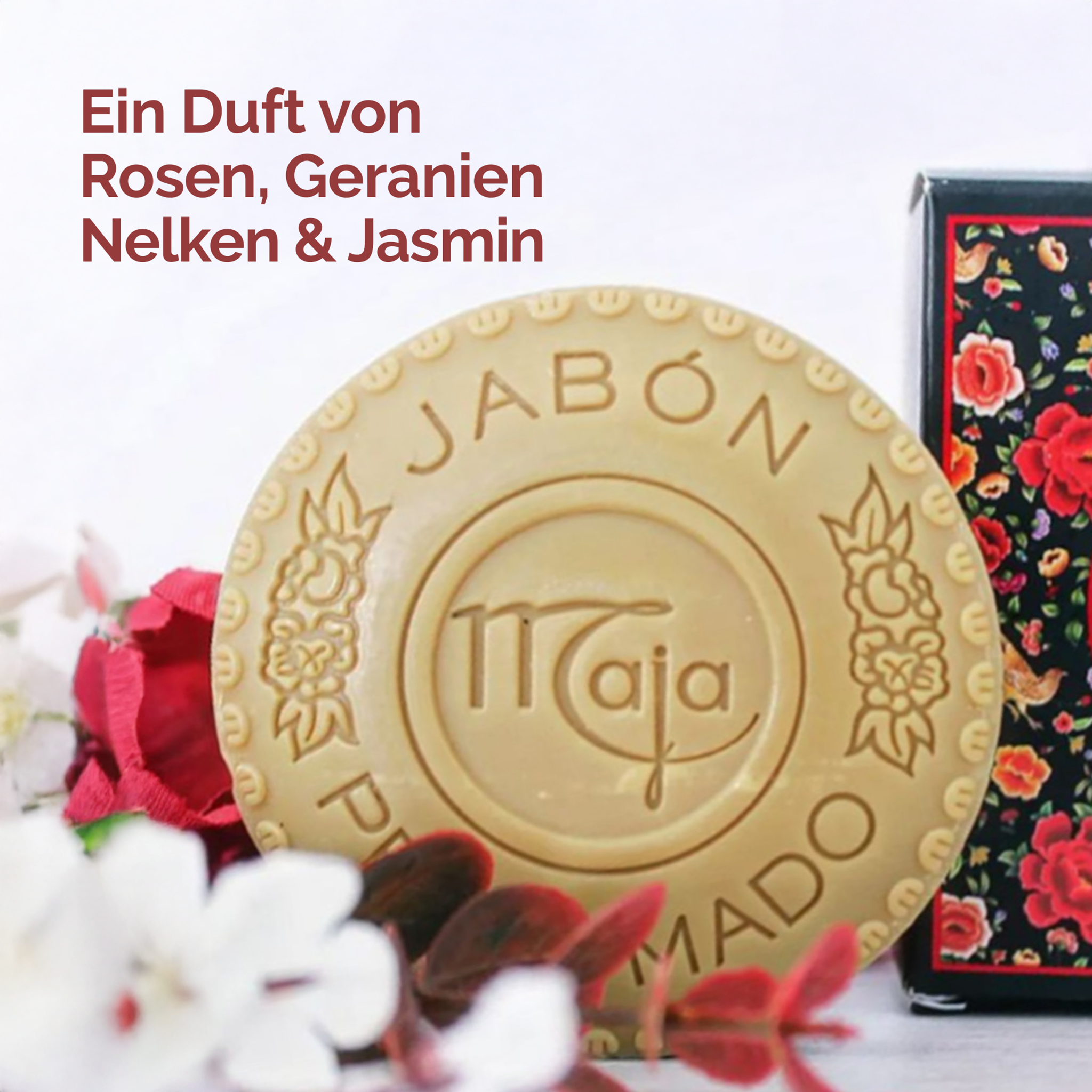 Ausgepackte Maja Seife Classic - 3x100g und Blumen im Vordergrund