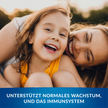 Mutter und Kind lachend in der Natur und Schrift auf Balken