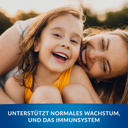 Mutter und Kind lachend in der Natur und Schrift auf Balken
