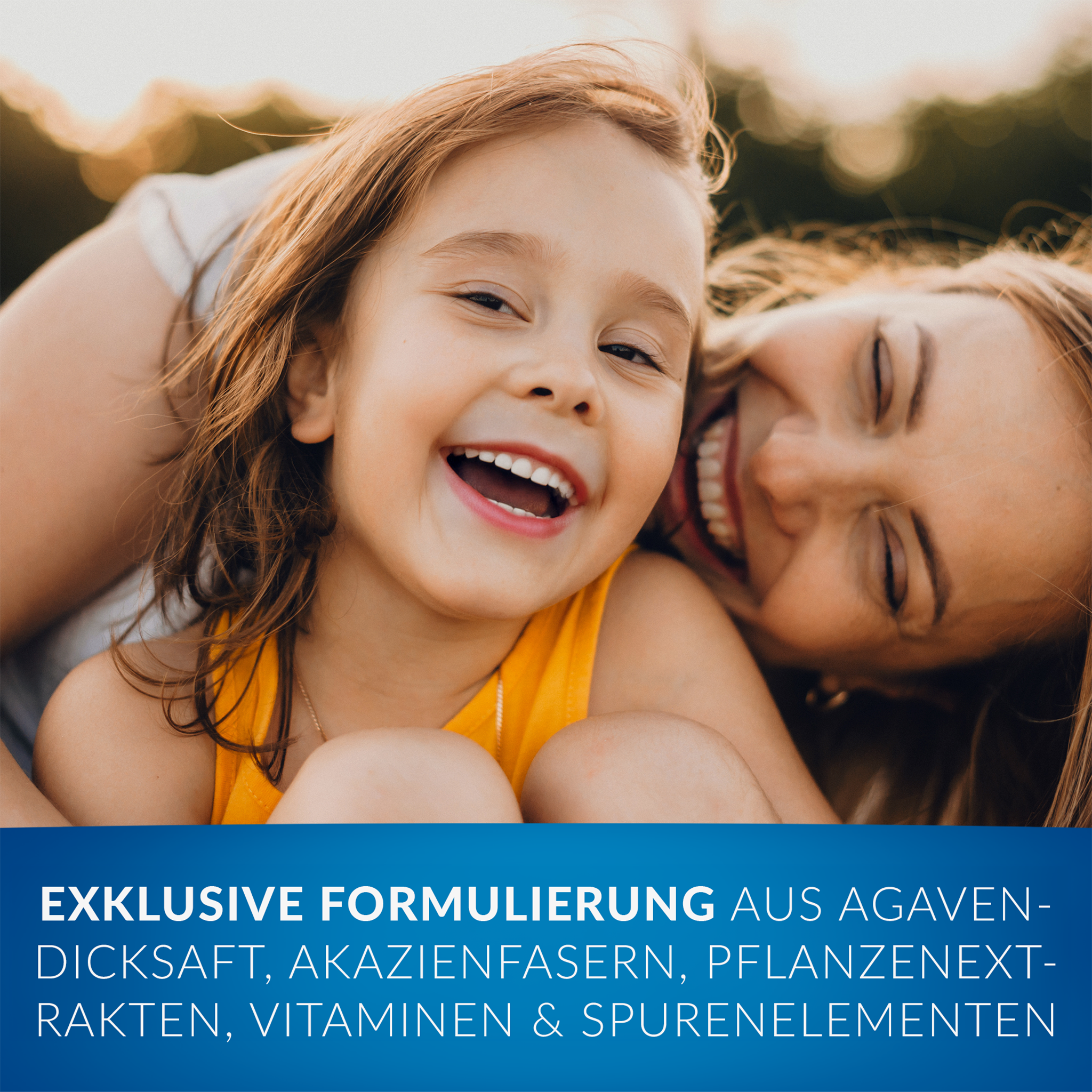 Mutter und Kind lachend in der Natur und Schrift auf blauem Balken