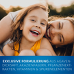 Mutter und Kind lachend in der Natur und Schrift auf blauem Balken