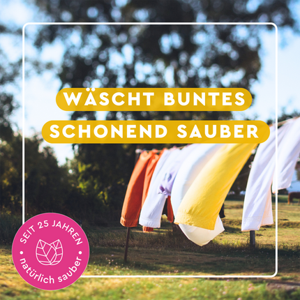 Wäsche wehend im Wind unter weißem Rahmen und Schrift auf gelben Balken