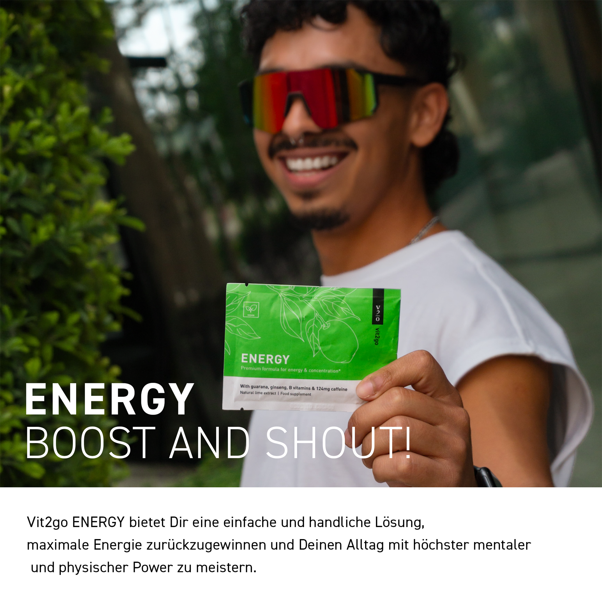 Mann mit  Vit2go Energy Sachet in der Hand im Wald, Schrift auf Bild und weißem Balken