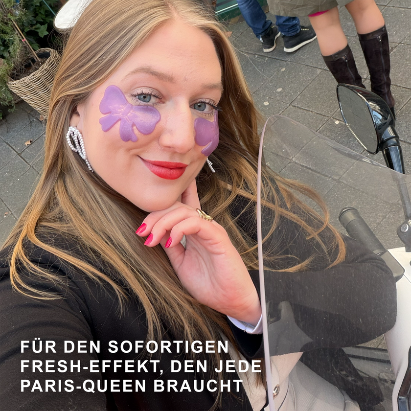Frau mit YEAUTY Emily in Paris Eye Pad Mask Bakuchiol Bow und Schrift