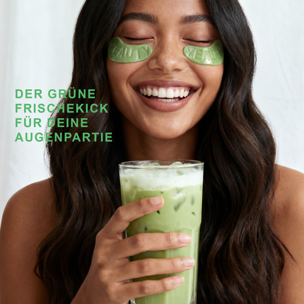 Frau mit Matcha Latte in der Hand und YEAUTY Eye Pad Mask Magic Matcha unter den Augen und Schrift