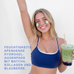 Frau mit YEAUTY Matcha Collagen Blueberry Eye Pad Mask und Matcha-Drink in der Hand und Text vor hellem Hintergrund