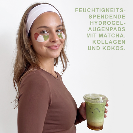 Frau mit YEAUTY Matcha Collagen Coconut Eye Pad Mask unter den Augen und Matcha-Drink in der Hand und Text vor grauem Hintergrund