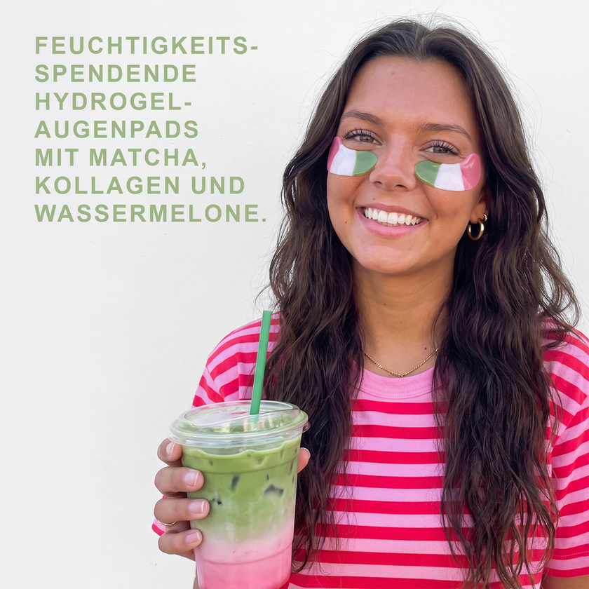 Frau mit Matchagetränk in der Hand und Schrift vor grauem Hintergrund