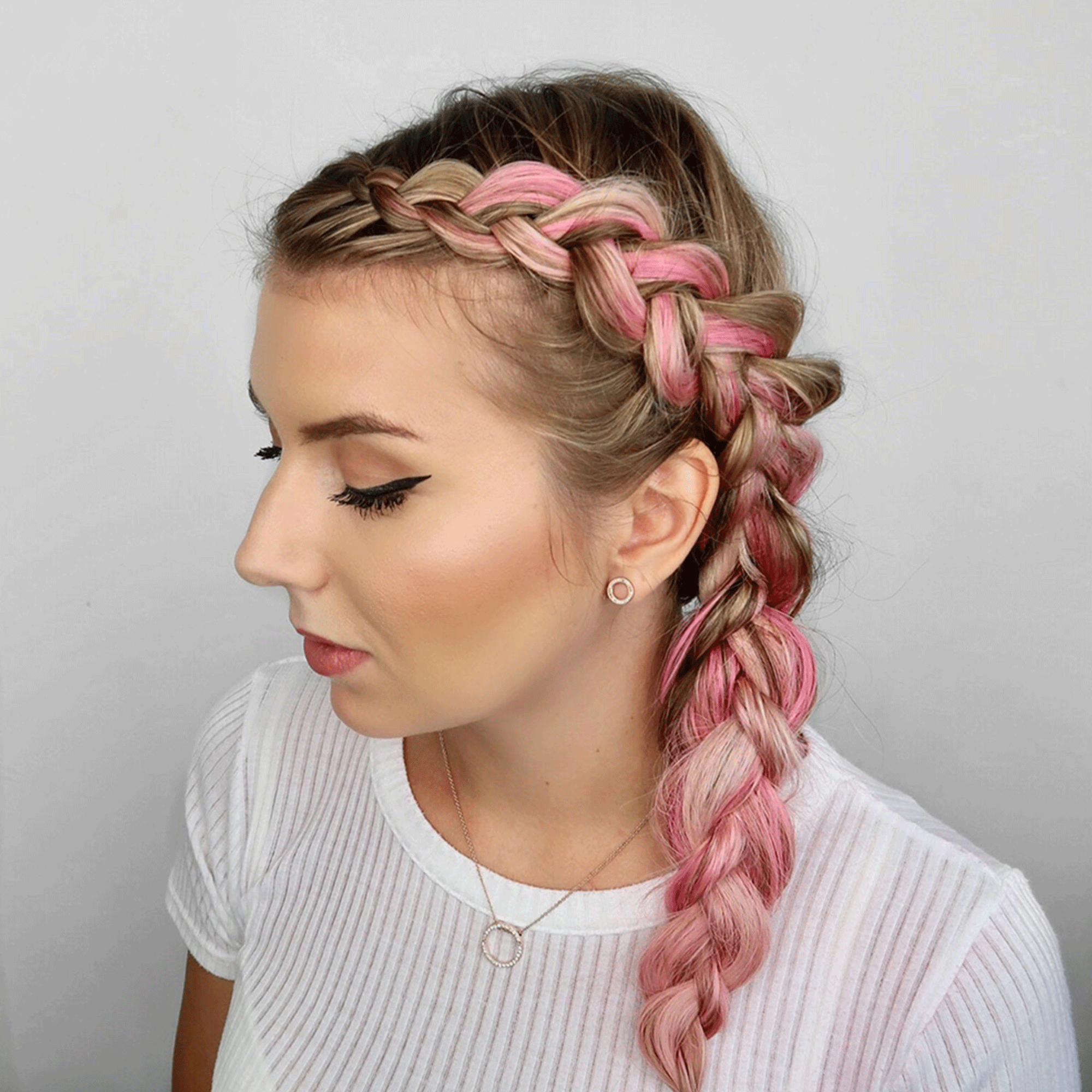 Blonde Frau die Produkt I Heart Revolution Rainbow Paste Pink Cloud verwendet hat
