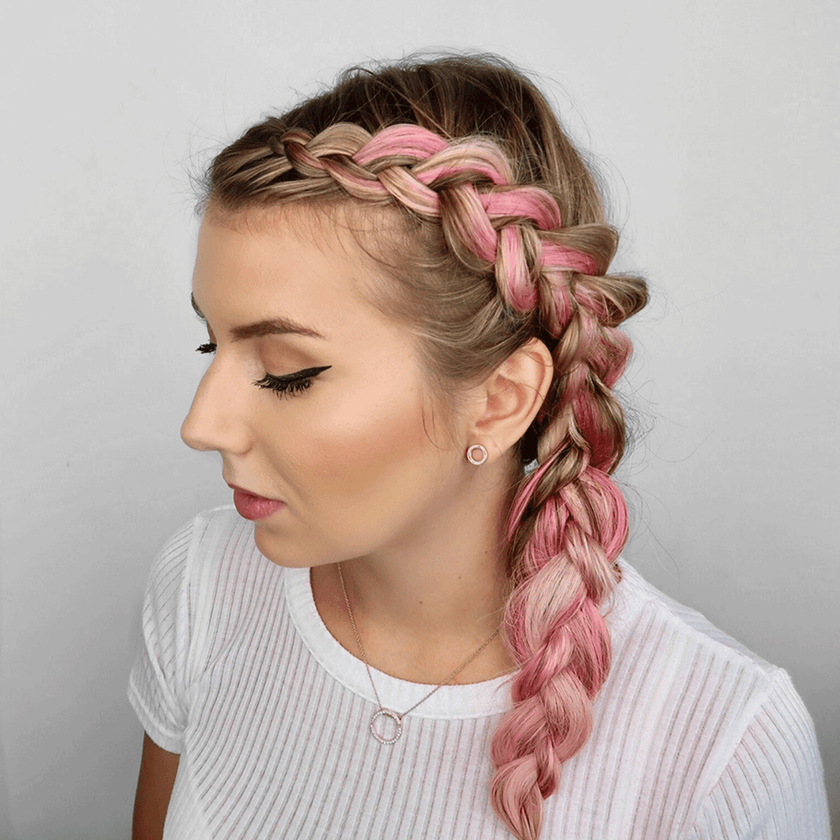 Blonde Frau die Produkt I Heart Revolution Rainbow Paste Pink Cloud verwendet hat