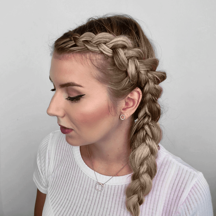 Frau mit I Heart Revolution Rainbow Paste Silver Angel im Haar