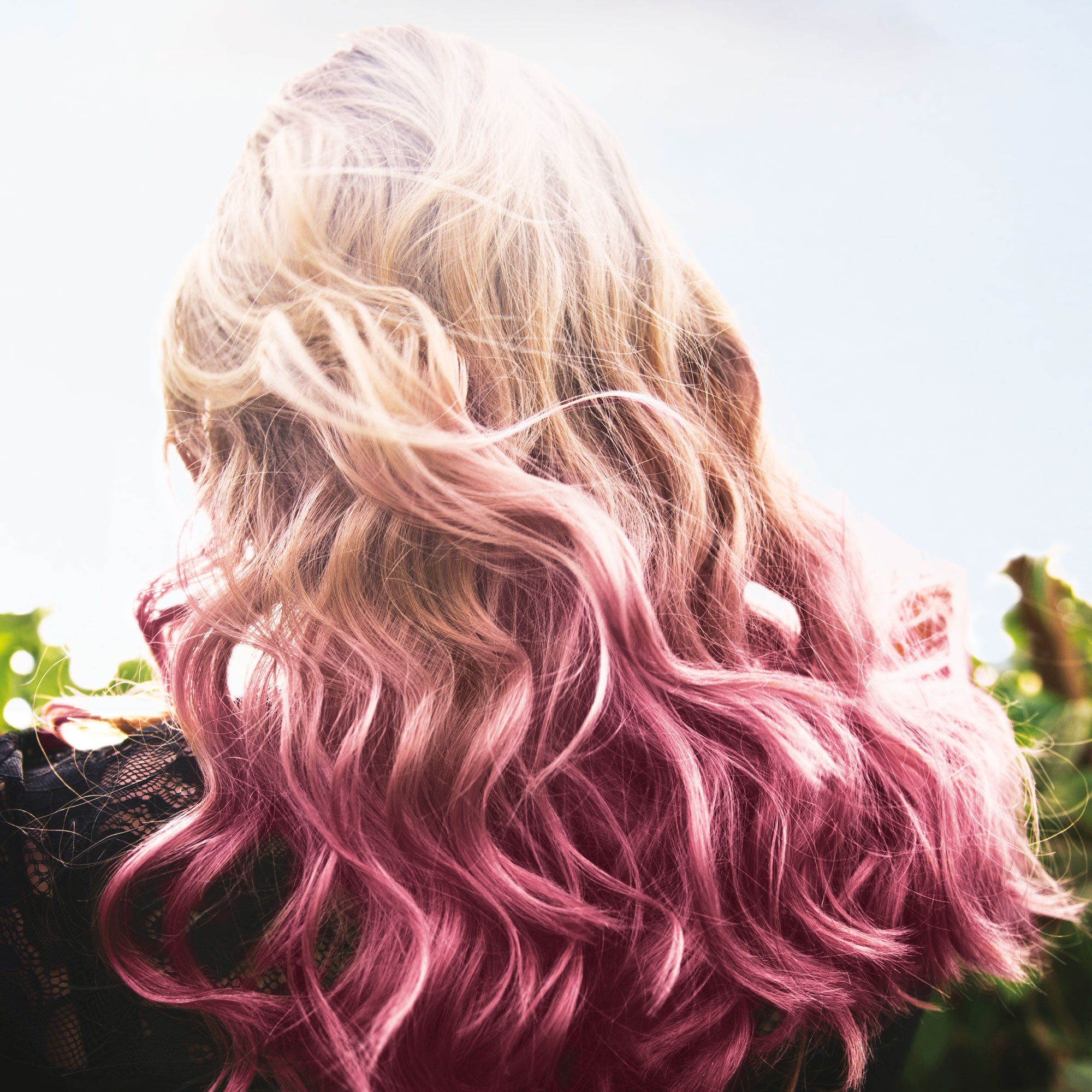 Frau mit rosa gefärbten Haaren