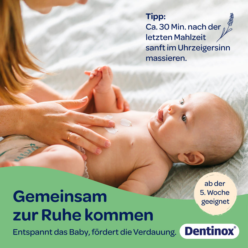 Frau cremt Bauch von Baby auf Decke ein, Text und farbige Welle im Vordergrund