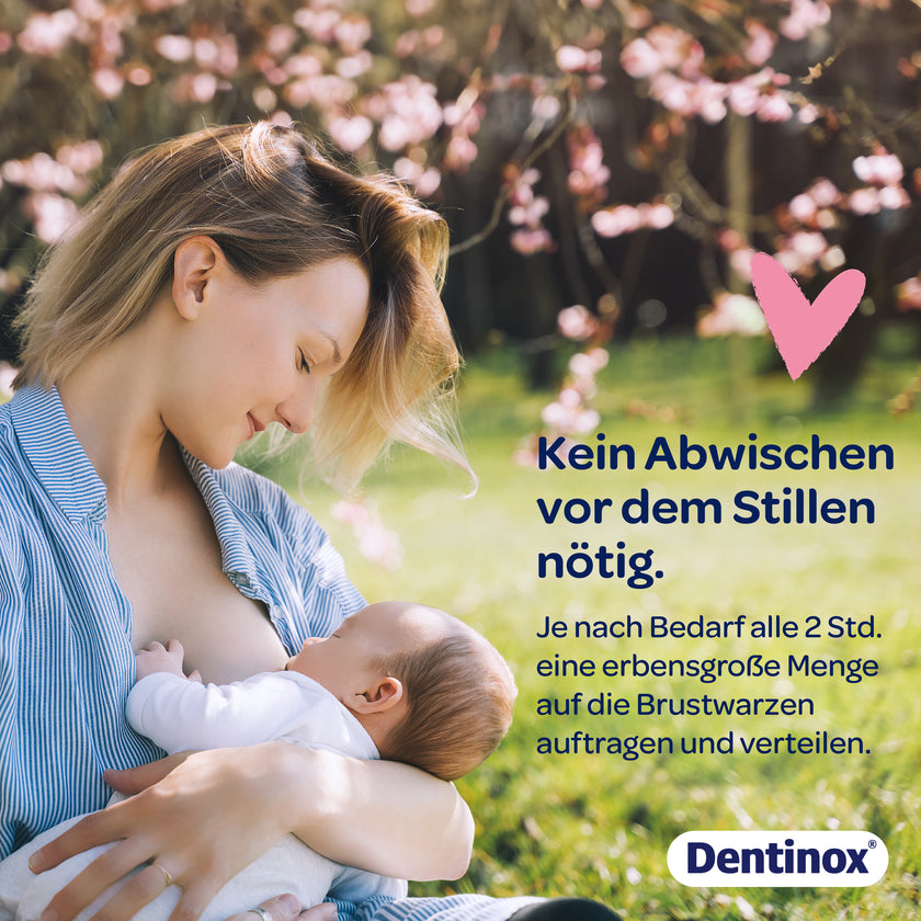 Baby wird von Mutter draußen in der Natur gestillt und Schrift