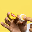 Carmex Classic Tiegel in benutzung