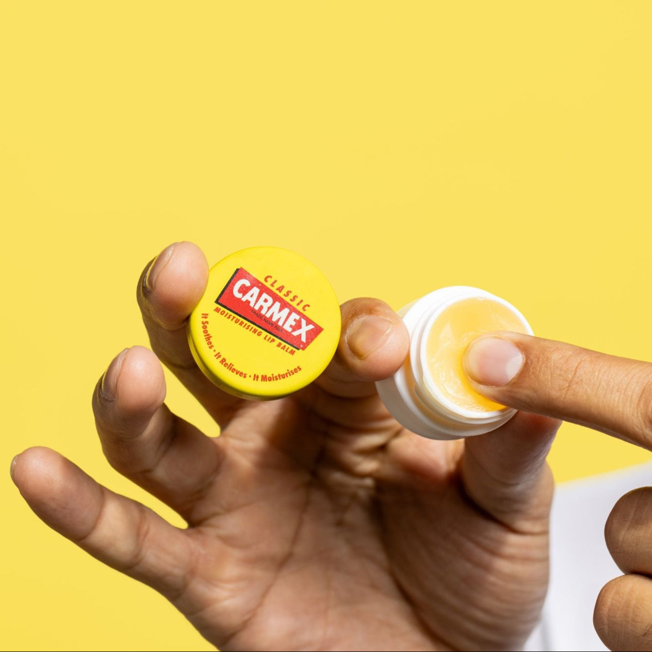 Carmex Classic Tiegel in benutzung