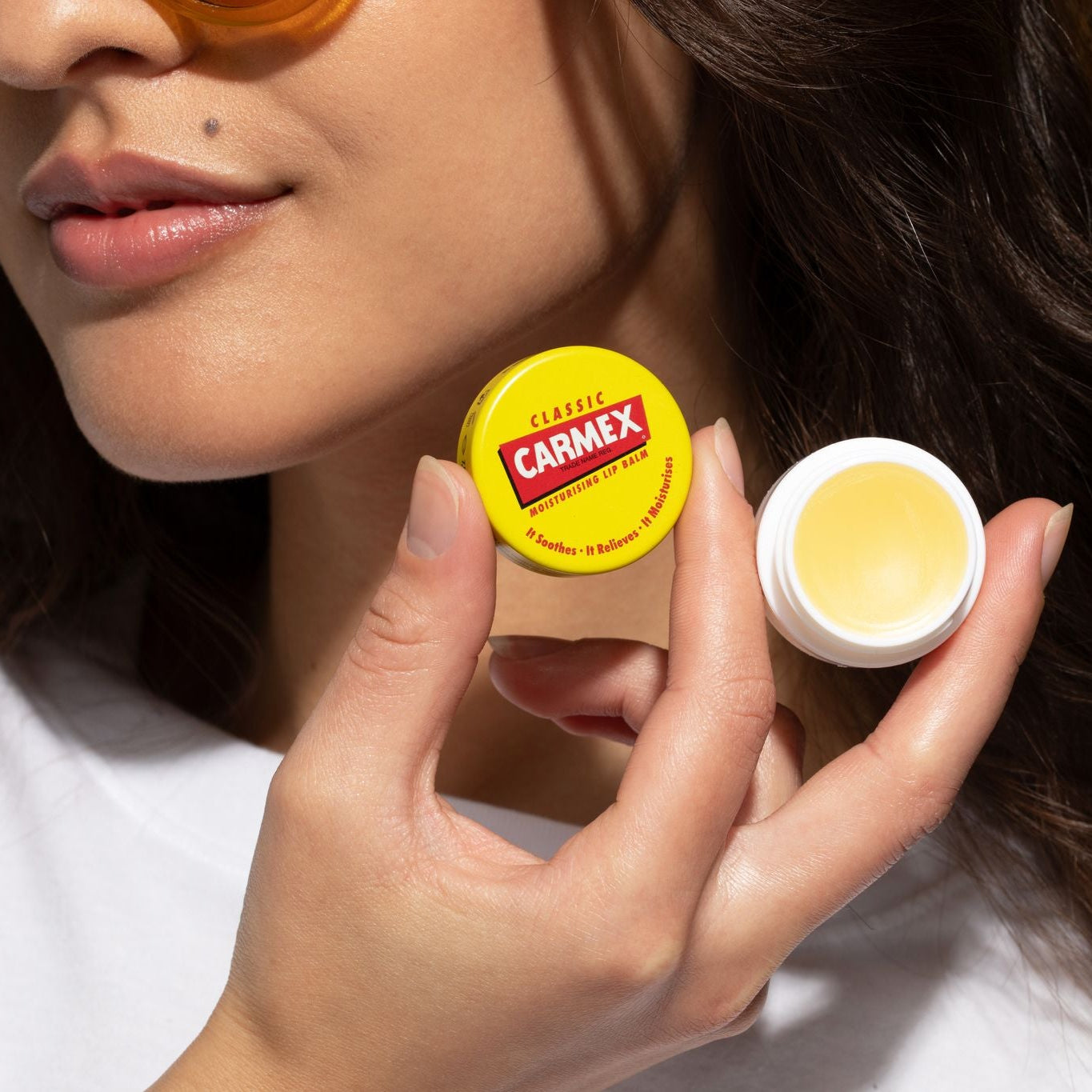 Carmex Classic Tiegel offen in Hand