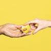 Carmex Classic Tiegel Männer und Frauen Hand
