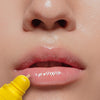 Carmex Kirsche Tube Anwendung auf den Lippen