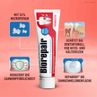 Biorepair Zahncreme Sensitive Teeth auf rotem Grund umringt von 4 Bildern mit Schrift darunter