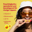 Merkmale von Carmex Classic Stick und Frau die Carmex Classic Stick hochhält