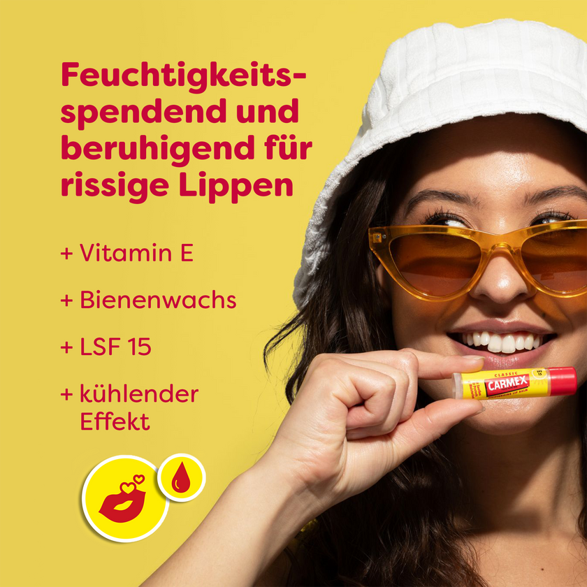 Merkmale von Carmex Classic Stick und Frau die Carmex Classic Stick hochhält