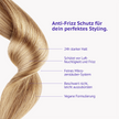 Blonde Haarlocke und Schrift mit Linien auf hellem Grund