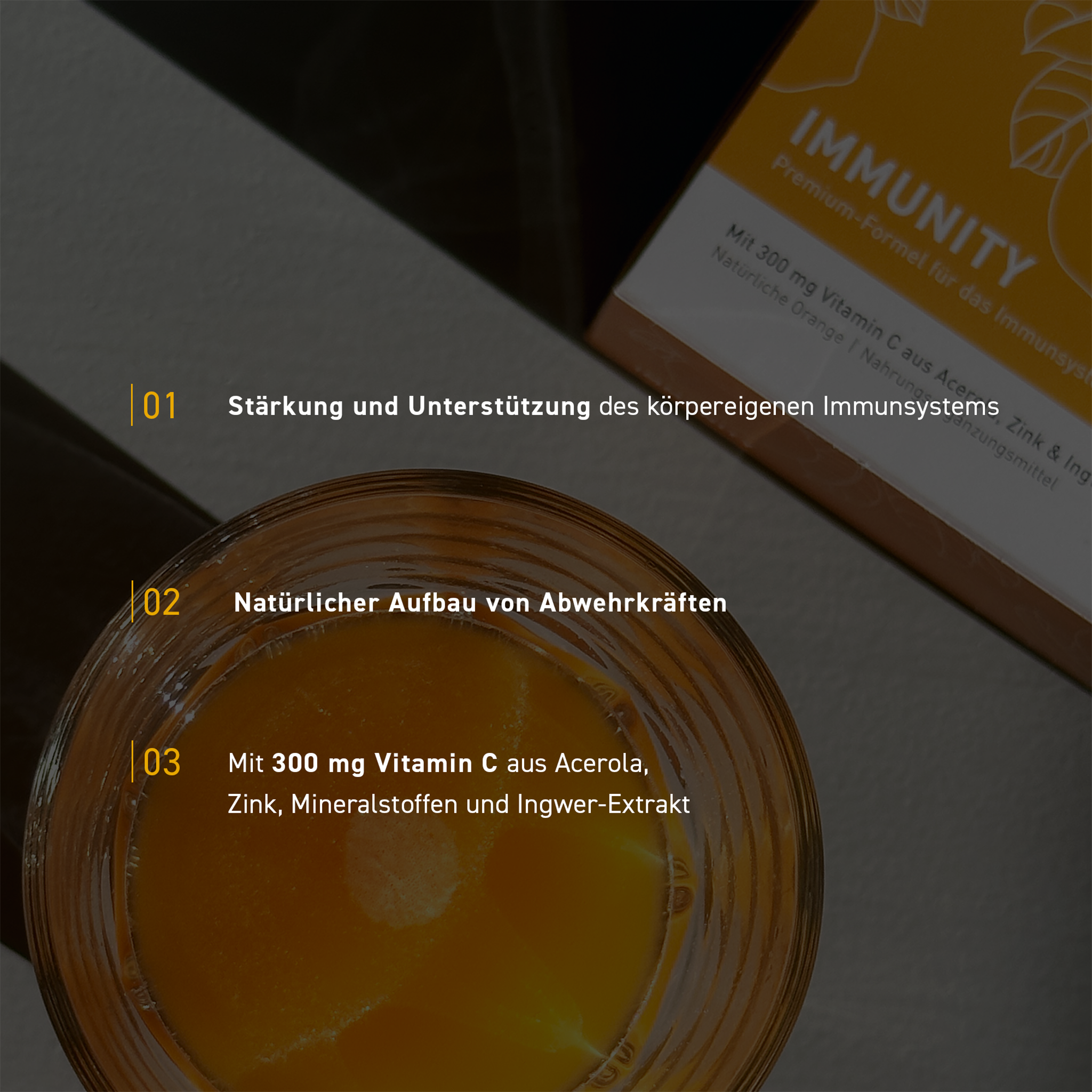 Glas und Verpackung von Vit2go Immunity stark abgedunkelt hinter weißer Schrift