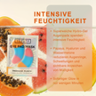 Merkmale von YEAUTY Eye Pad Mask Paradise Punch und YEAUTY Eye Pad Mask Paradise Punch im Wasser schwimmend mit Melonenstücken und Papaya Hälften
