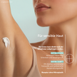Close up vom Schlüsselbeinbereich einer Frau, Creme im Achselbereich und Schrift
