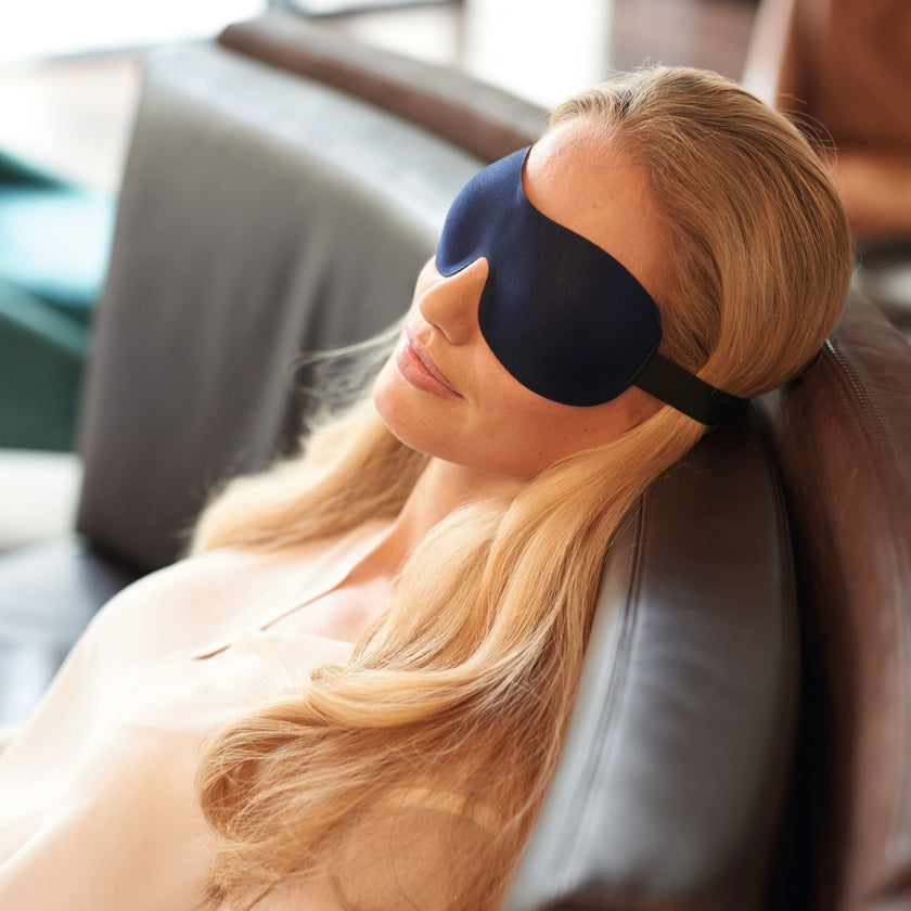 Ohropax Schlafmaske entspannte Frau
