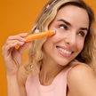 Frau mit Biovène ANTI-FATIGUE vor orangefarbenen Grund