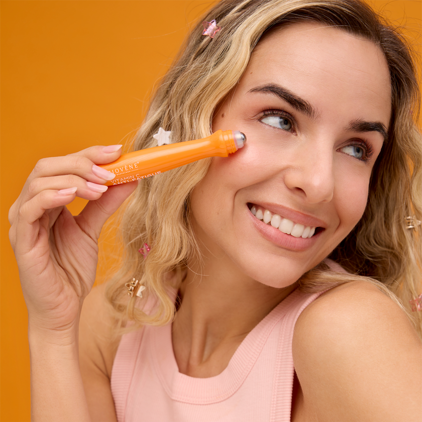 Frau mit Biovène ANTI-FATIGUE vor orangefarbenen Grund