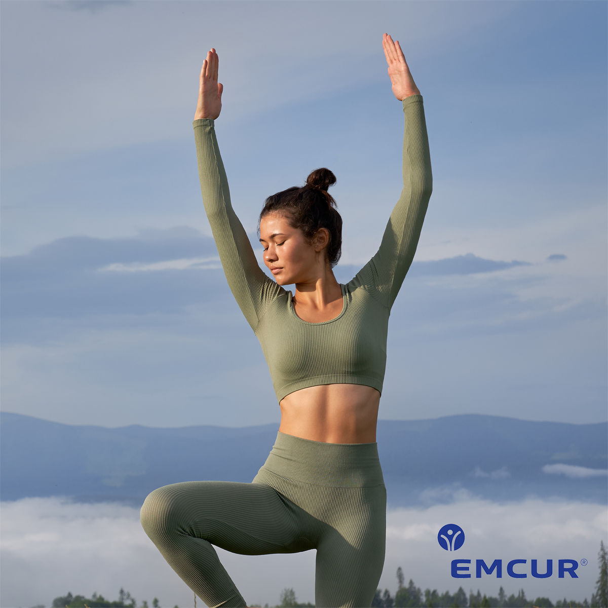 Yoga praktizierende Frau und Logo