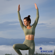 Yoga praktizierende Frau und Logo