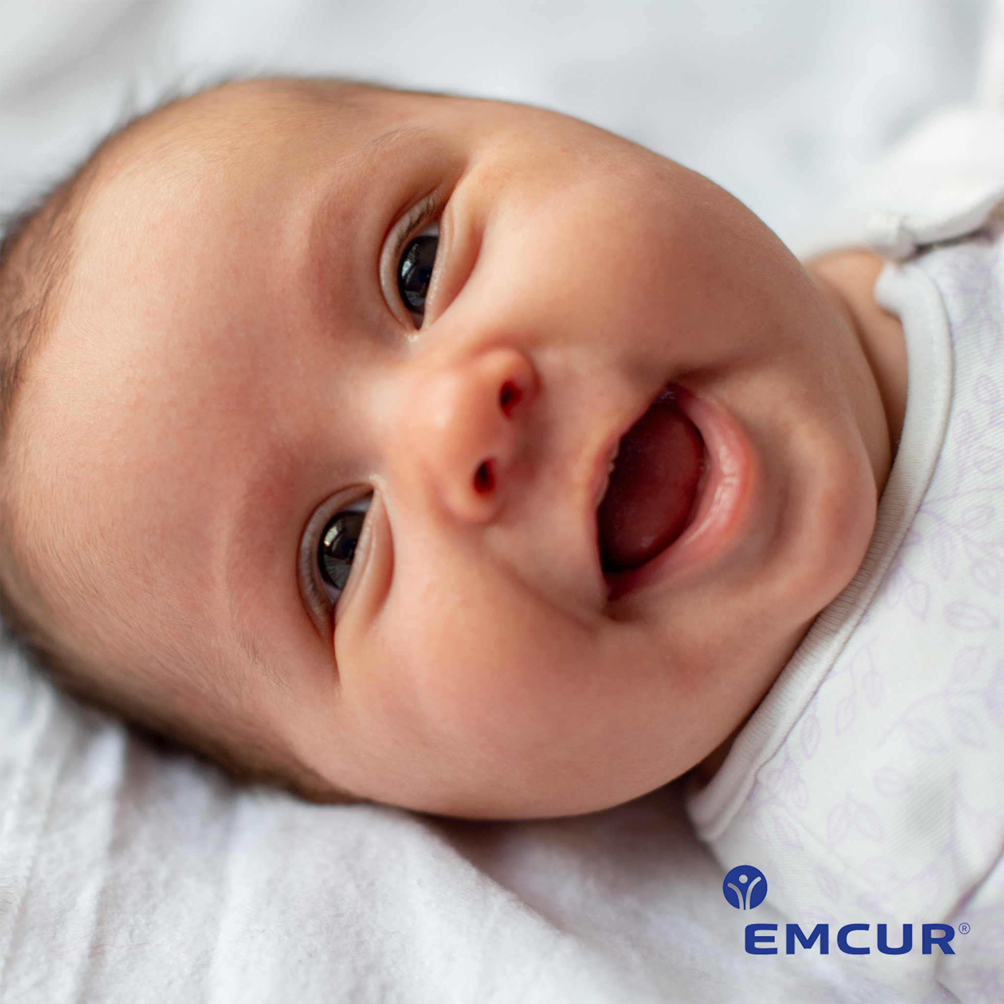 Lächelndes Baby und Logo