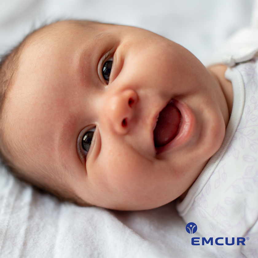 Lächelndes Baby und Logo