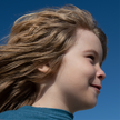 Kind im Profil vor Himmel