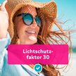 Frau mit Sonnenhut und Schrift auf Balken