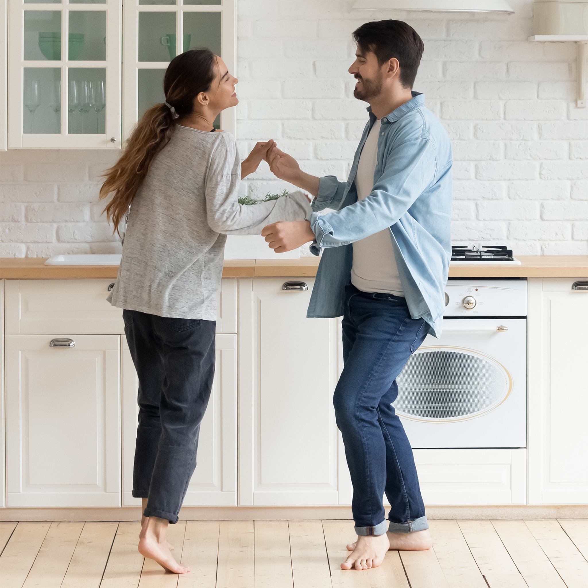 Tanzendes Paar in der Küche