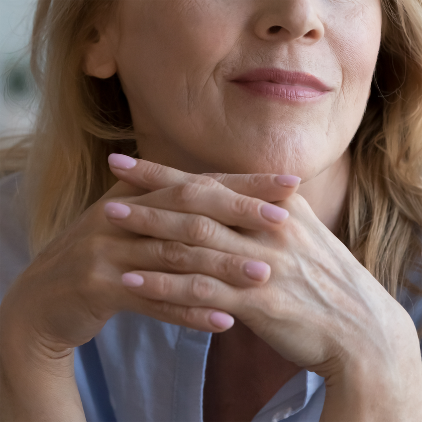 Frau mit gefalteten Händen