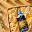 Azzurra Weichspüler Argan and Vanilla 900ml auf Wäsche im Wäschekorb auf Pakett