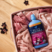 Felce Azzurra Weichspüler XXL Orchidea Nera - 1840ml auf Wäsche im Wäschekorb auf Pakett