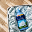 Felce Azzurra Weichspüler XXL Pura Fresc - 1840ml auf Wäsche im Wäschekorb auf Pakett
