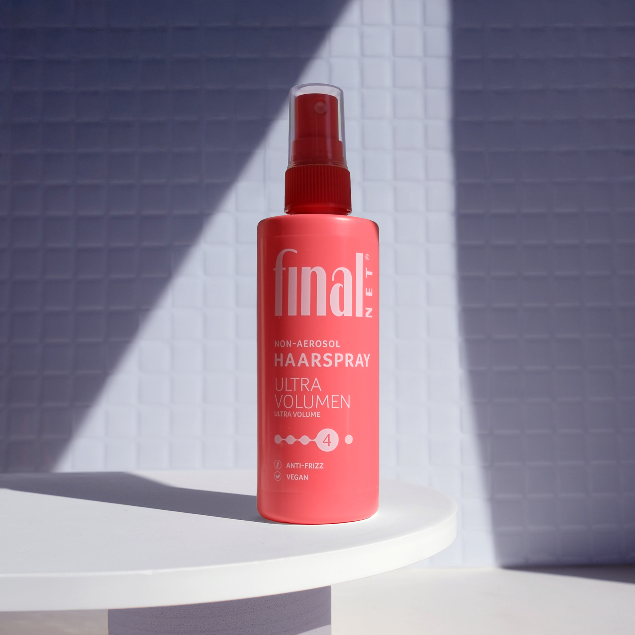 Final Net Hairspray ultra volume pump auf Präsenter vor Fliesen mit starkem Schattenwurf