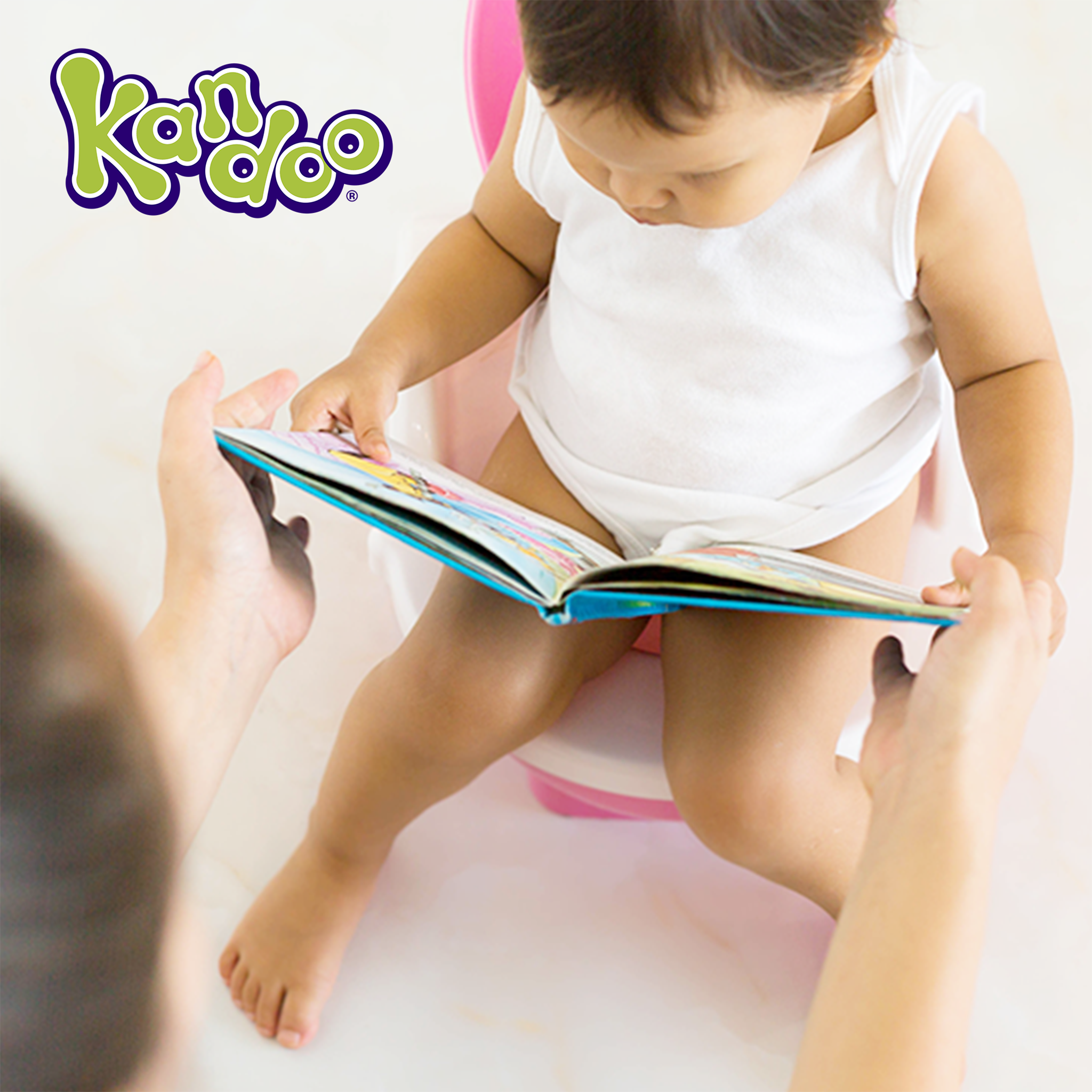 Kind auf Töpfchen mit Buch und Logo oben links