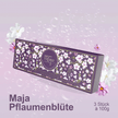 Maja Seife Pflaumenblüte - 3x100g auf fliederfarbenem Grund mit Blumen drumherum und Schrift unten im Bild