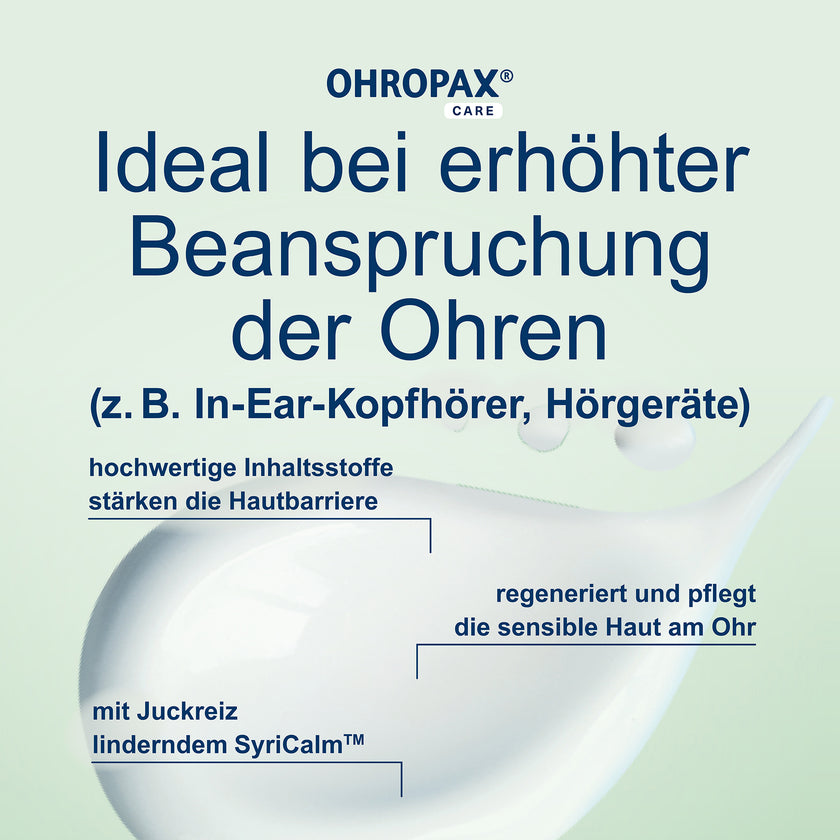 Cremeklecks auf grünem Grund mit Schrift